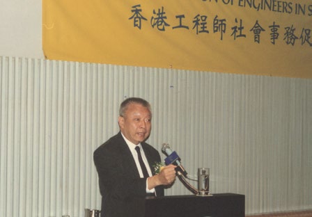 董建華先生向本會會員講述其政綱及施政理念